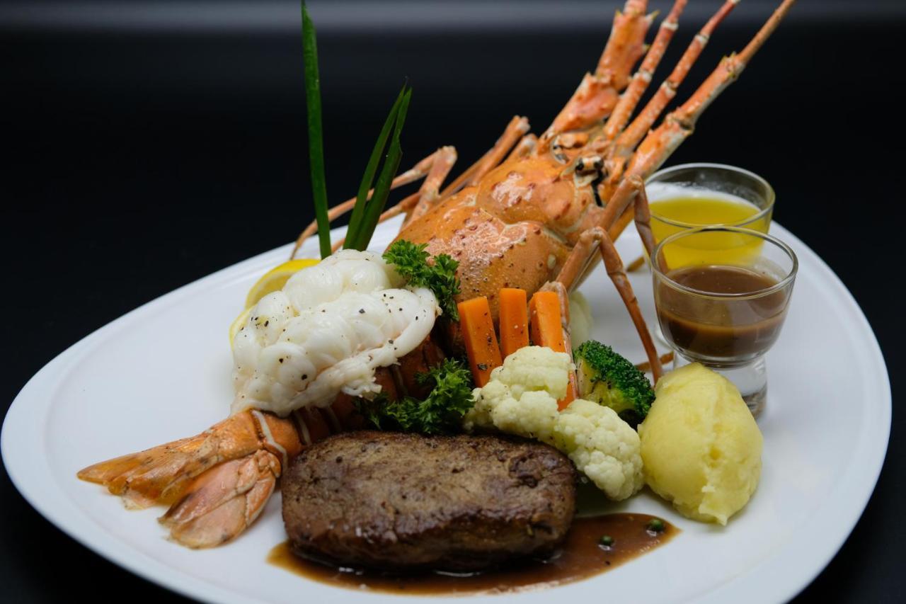 The Royal Palm Beach Front Patong Luaran gambar