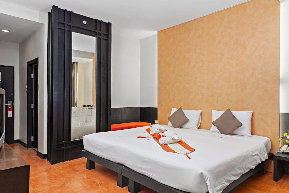 The Royal Palm Beach Front Patong Luaran gambar
